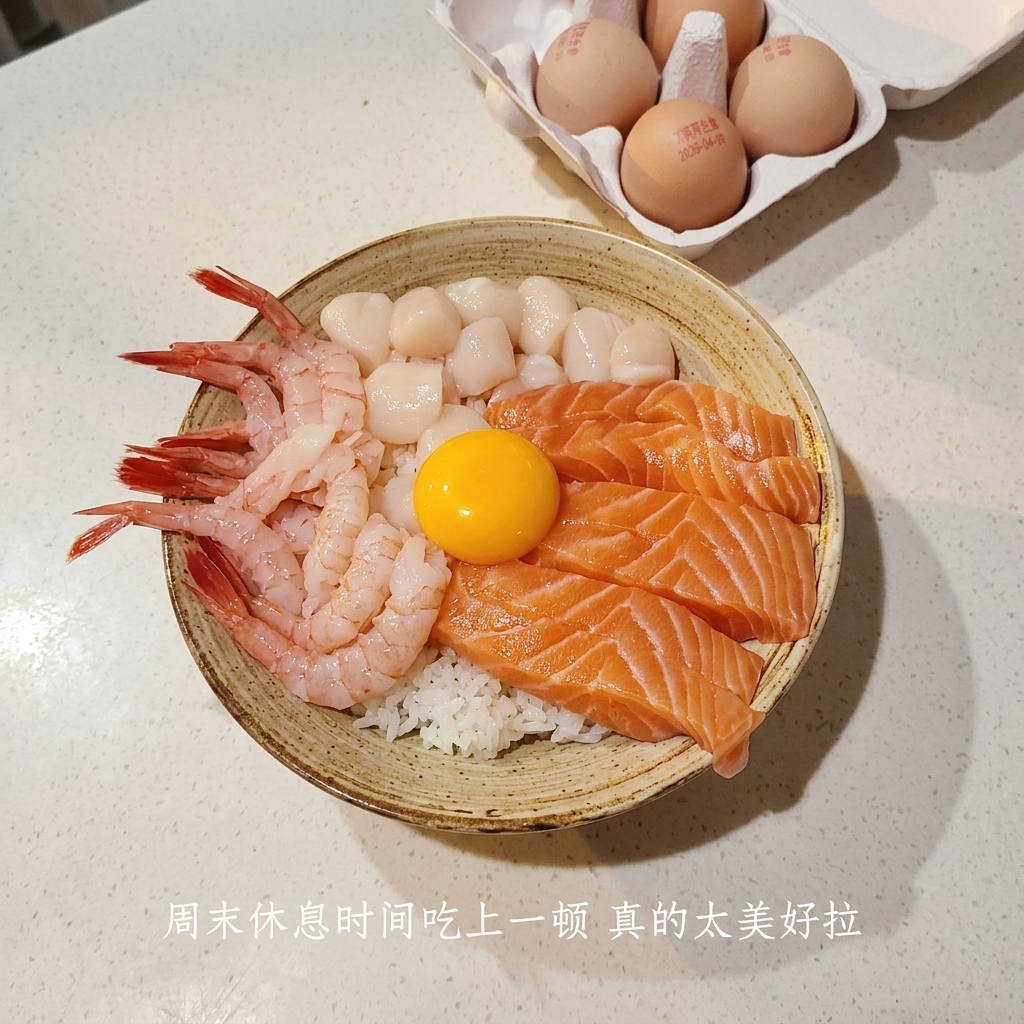海鮮の中央に鮮やかな黄色の卵黄がのった丼のアップ。
