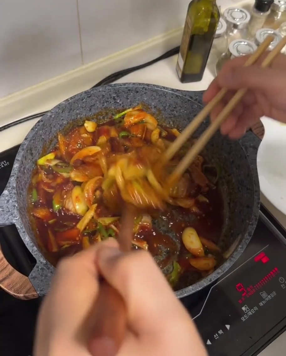 ソースがよく絡んだ豚肉と野菜を炒めている様子。