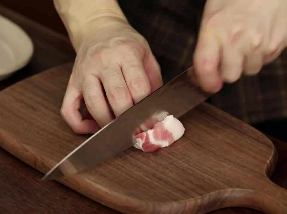 皿に並べられた調理前の生豚バラ肉のスライス
