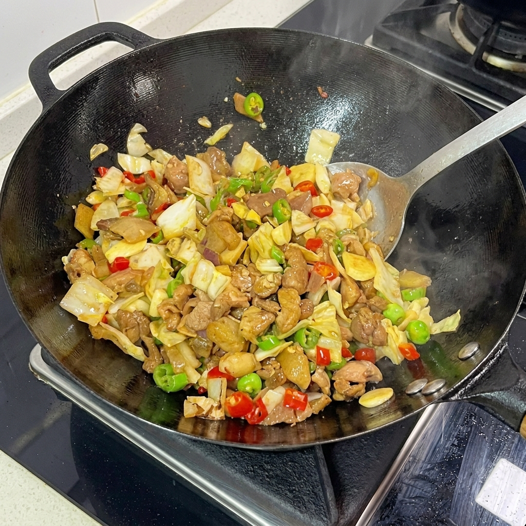 ヘラを使って、鍋の中の全ての材料を力強く混ぜ合わせる様子。