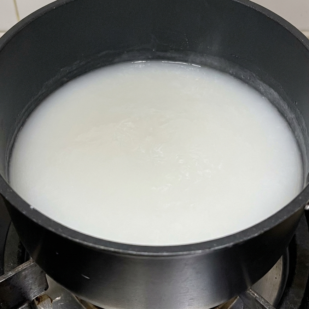 鍋で白濁したもち粉ペーストを炊いている様子。