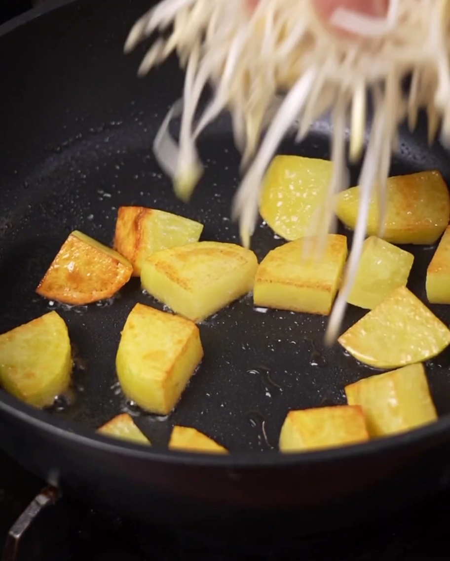新鮮なもやしとえのき茸が鍋に入れられている様子。