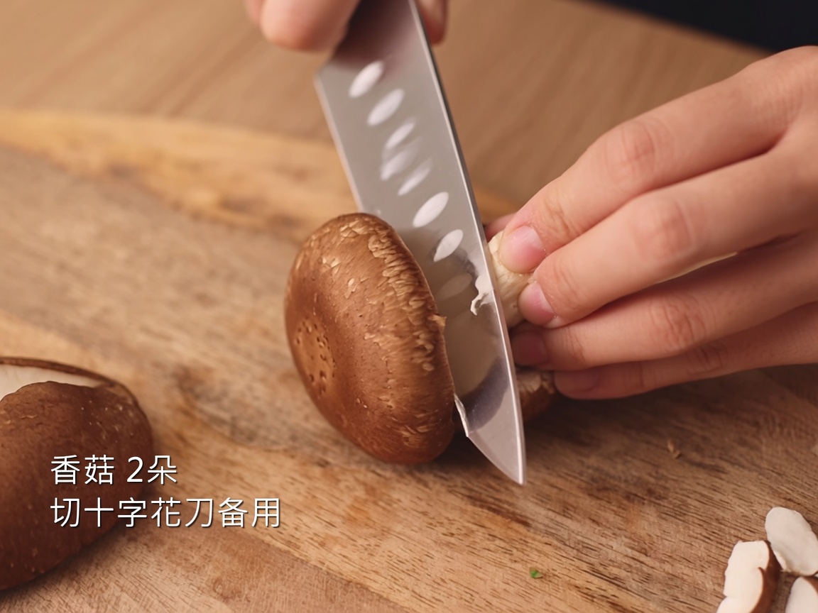 包丁で椎茸の傘に十字の切れ目を入れる様子。