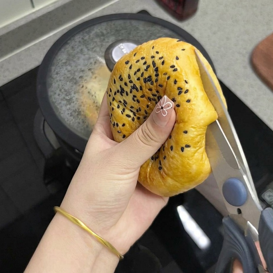 調理用ハサミでバンズをきれいに切り分ける様子