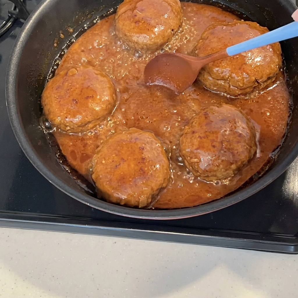 ソースがとろりと煮詰まったハンバーグ。