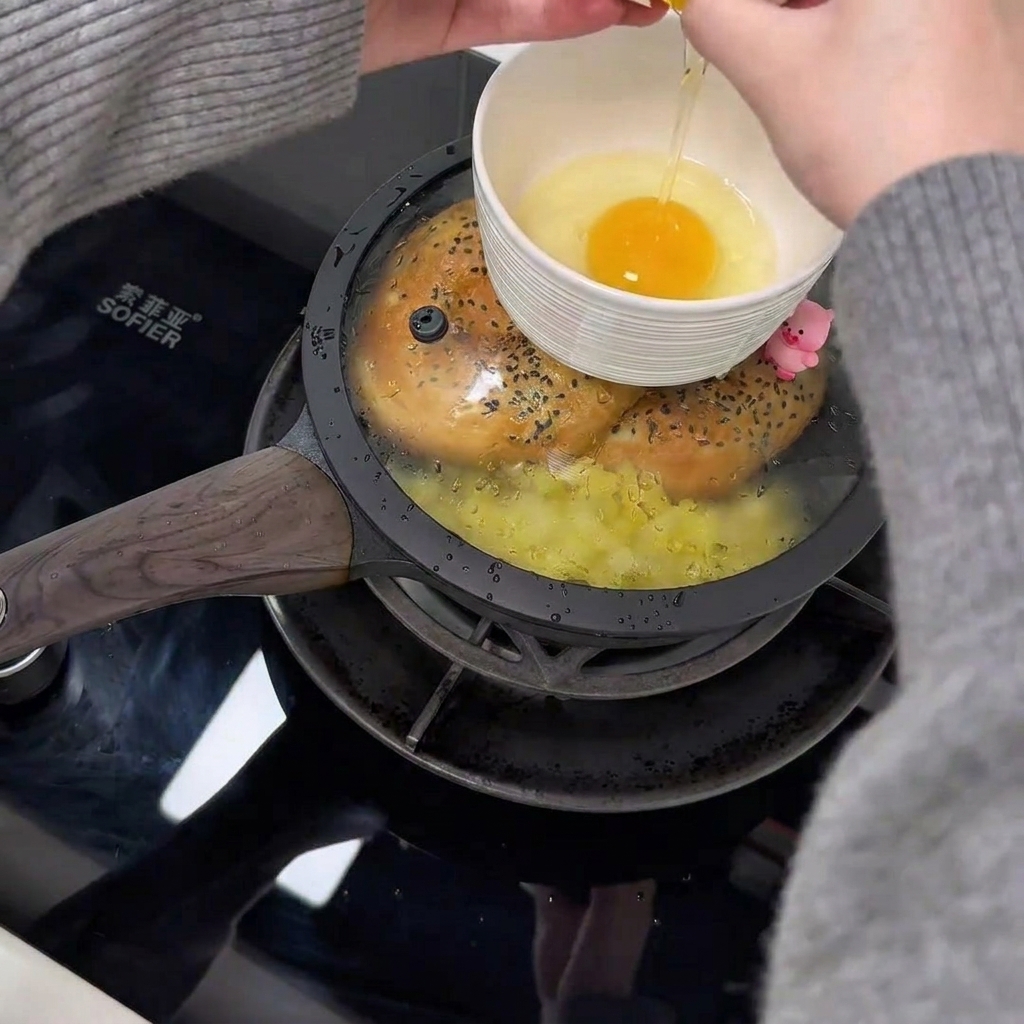 小さな白いボウルに入った2個の生卵。