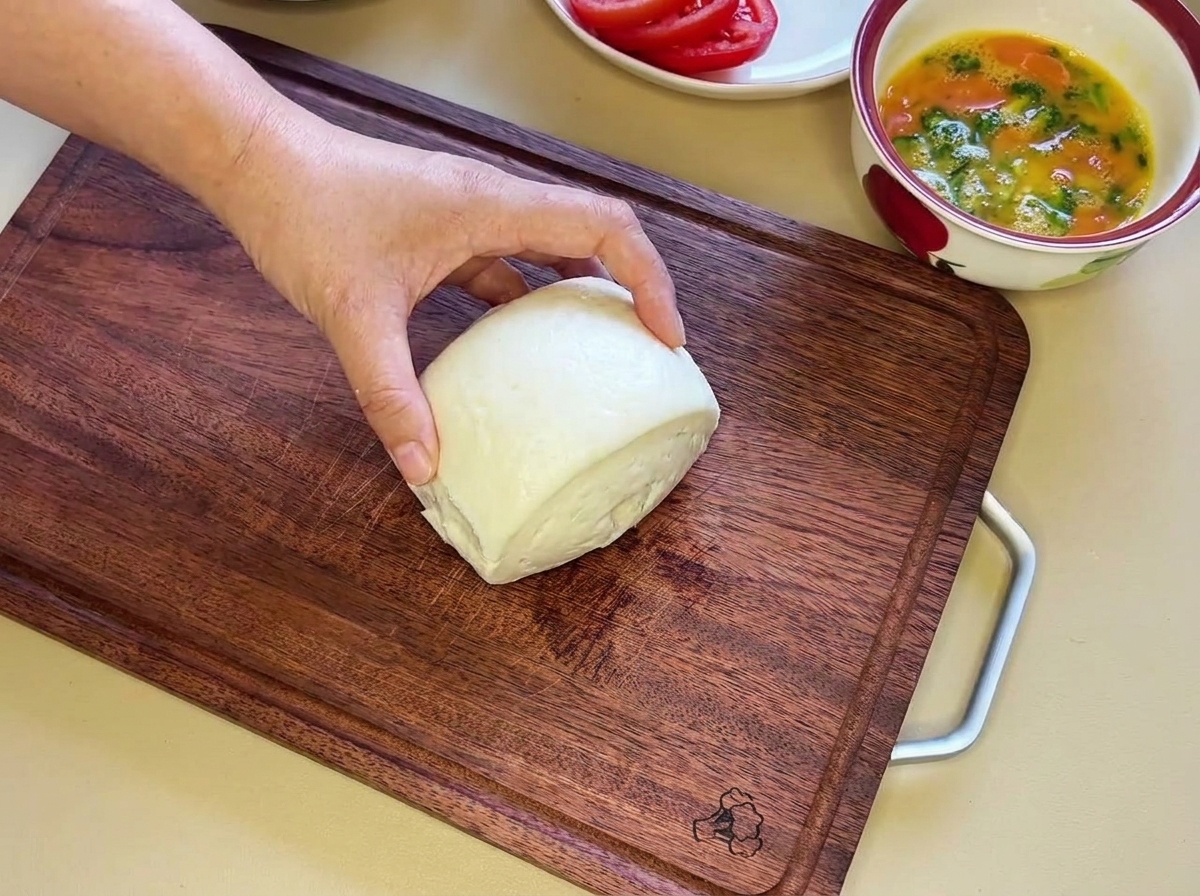 白い蒸し饅頭を横半分にカットしている様子。