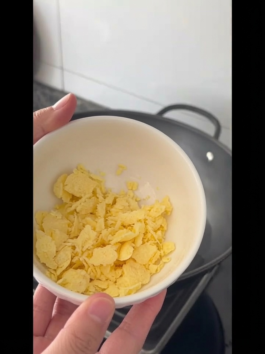熱い油の中にバターが溶けていく様子。