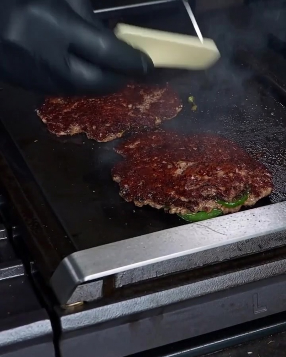 綺麗に焼き目のついたパティの上に、ハバティチーズをのせている様子