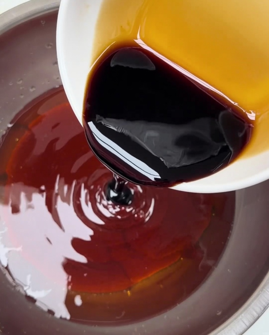 コチュジャンソースに醤油を加える様子