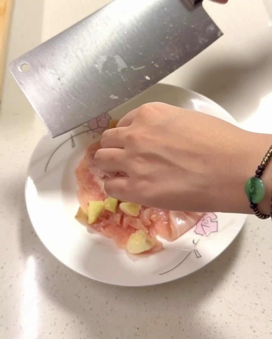生姜、にんにく、スパイスで味付けされた鶏肉が皿に載っている様子。