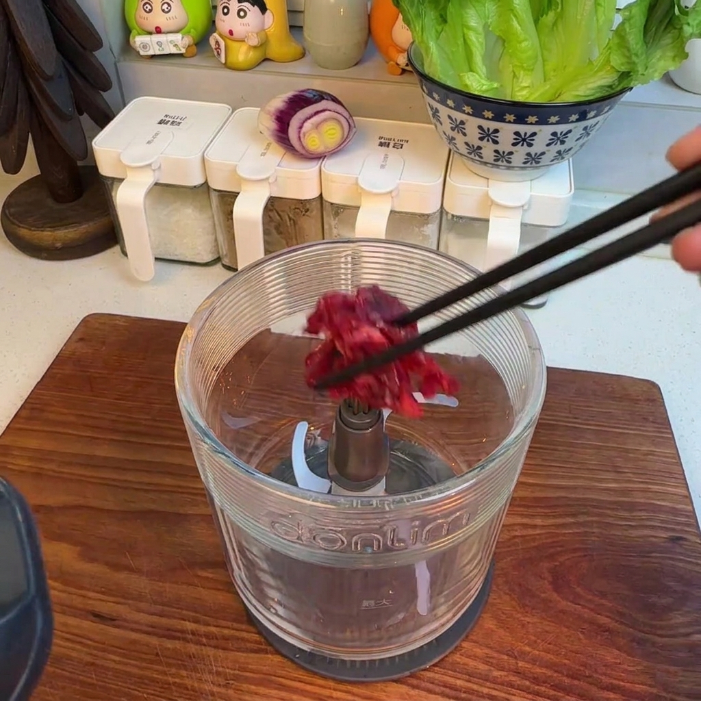 フードプロセッサーで細かく挽かれたサガリ肉