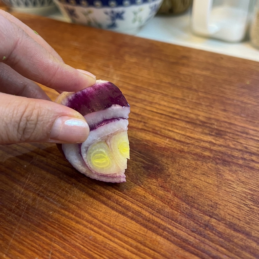 細かく均等にみじん切りにされた赤玉ねぎ
