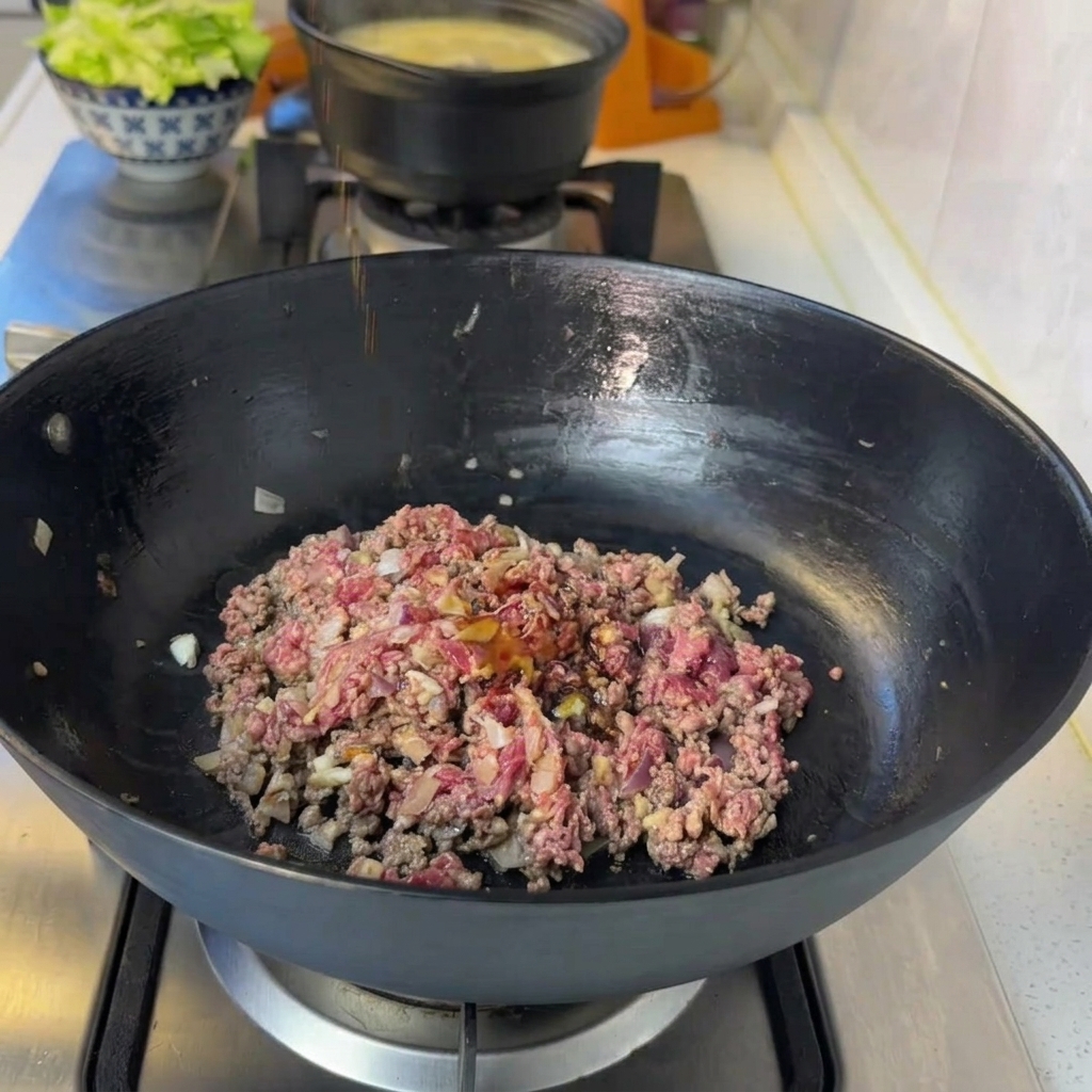 醤油、こしょう、ケチャップで味付けされているフライパンの中の牛肉
