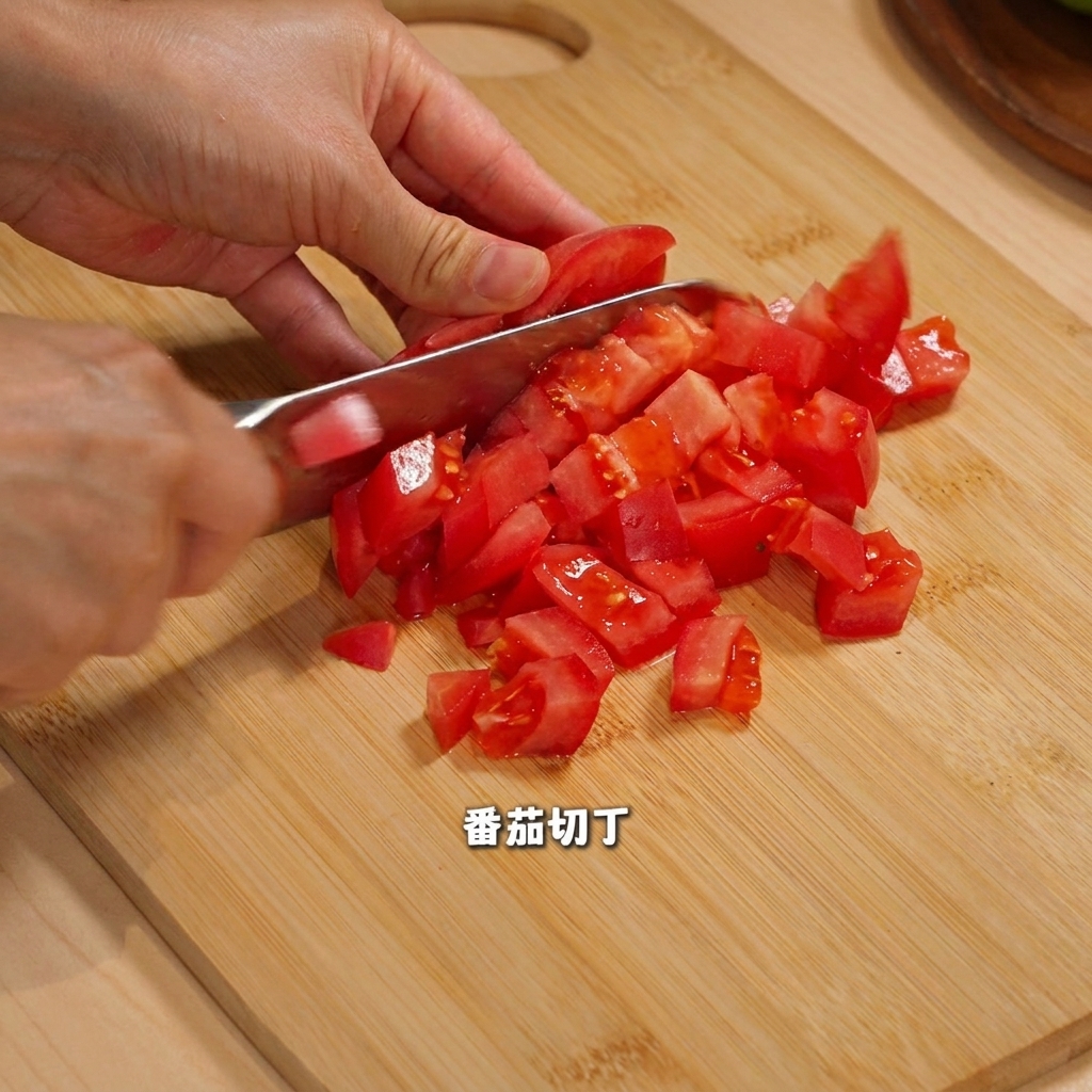 まな板の上で細かく刻まれた黄色と赤のパプリカ。