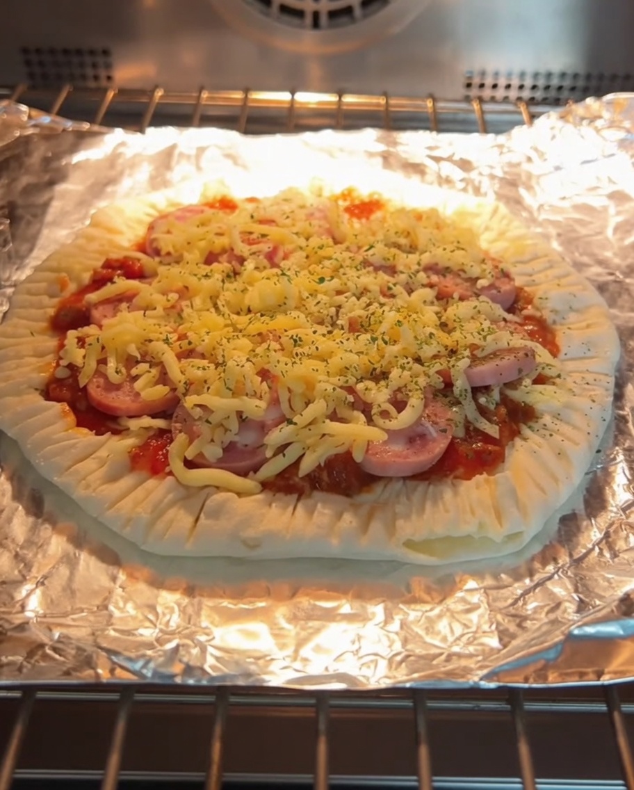 オーブンでチーズが溶けてこんがり焼けたネギ焼きピザ。