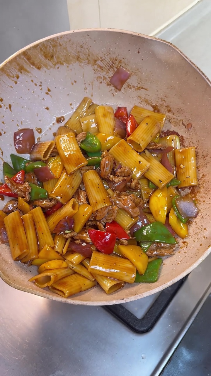 豚肉と彩り野菜の中国風リガトーニ炒め