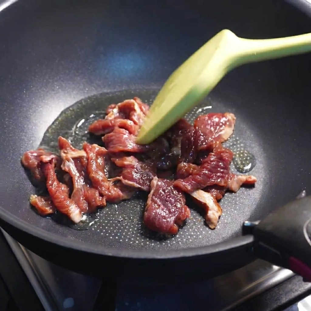 フライパンで牛肉を炒めている様子。
