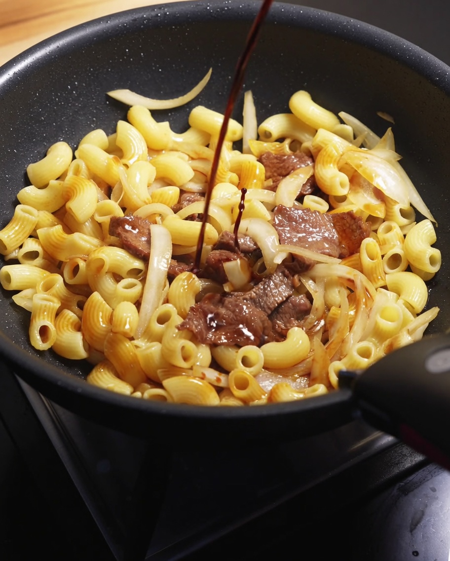 醤油を回しかけている様子。