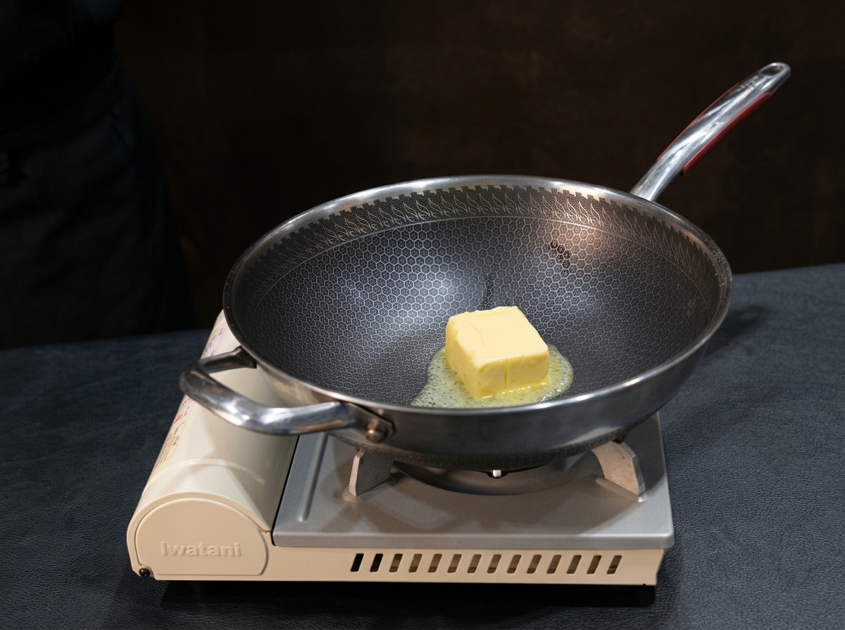 鍋でバターを溶かし、小麦粉を加えて混ぜ、ルーを作っている様子。