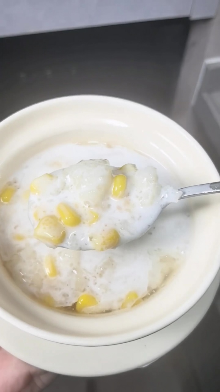 冷たいココナッツ風味のコーンとクワイのデザートスープ