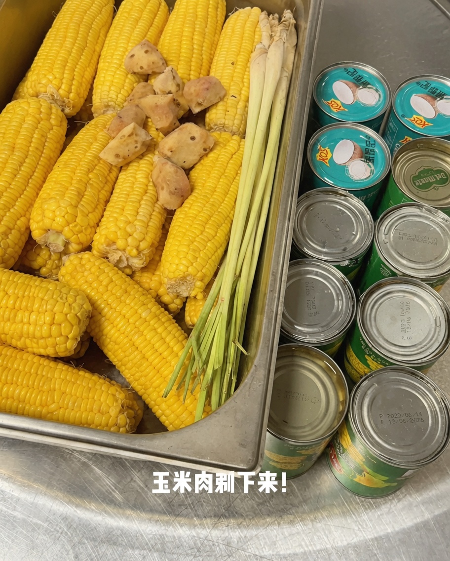 まな板の上で新鮮なとうもろこしの粒を芯から切り落としている様子。