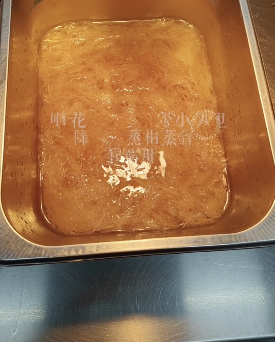容器にたっぷりの水を入れ、乾燥した糸寒天を浸している様子。