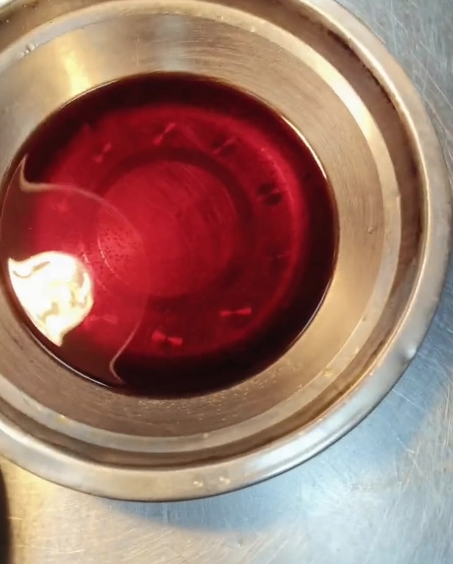 茹でた様々な海鮮（エビ、シャコなど）がそれぞれ金属製の器に分けられている様子。