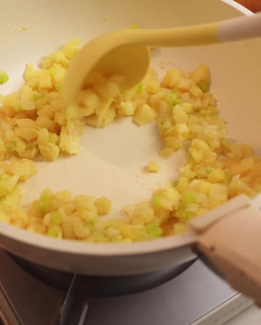 野菜にアサリの煮汁をゆっくりと注いでいる様子。