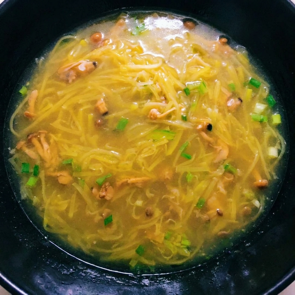 あさりの身を加えた、ぐつぐつ煮立つじゃがいもスープ。最後の味付けの準備。