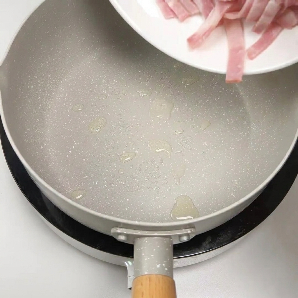別のフライパンでベーコンを炒めている様子。