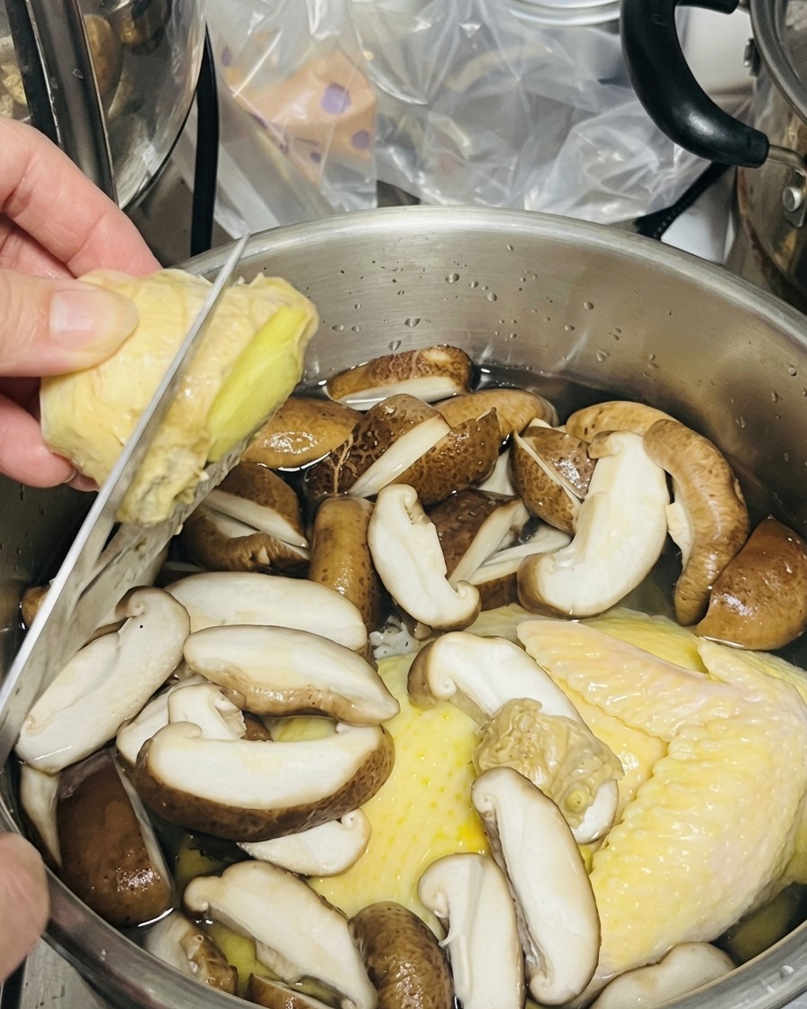 鍋の上で生姜をスライスしている様子