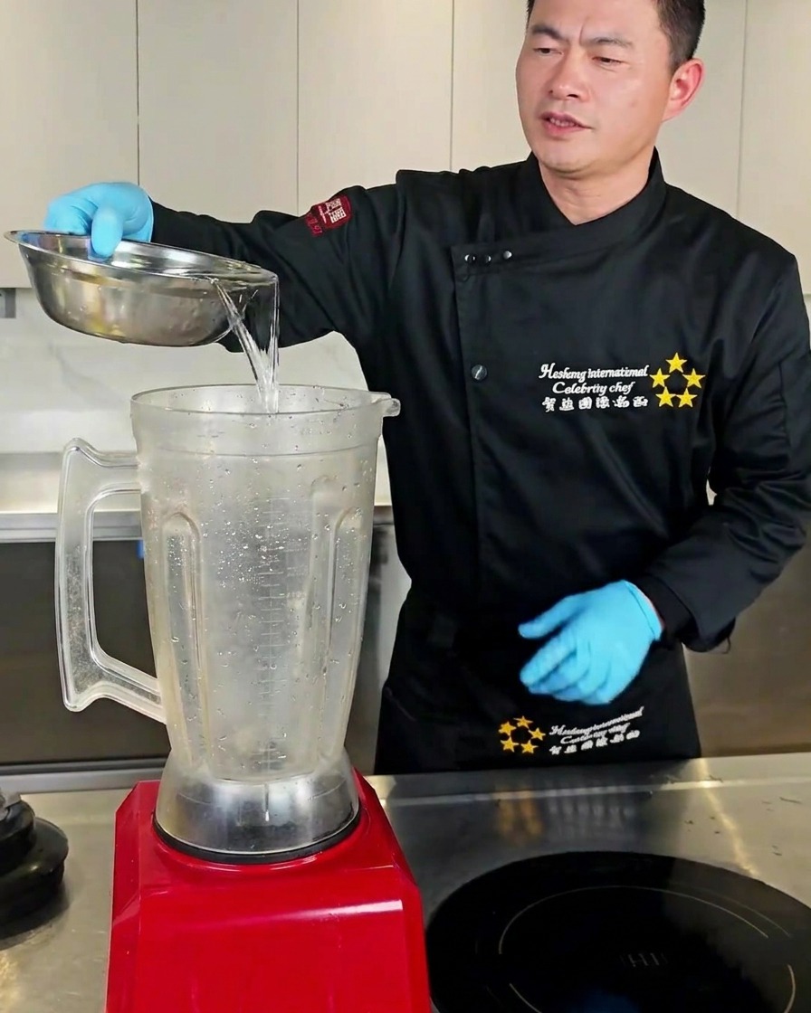 ミキサーに水とにんにくが入っている様子。