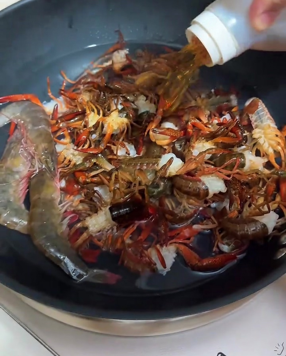 鍋で料理酒と共にザリガニを湯通ししている様子。