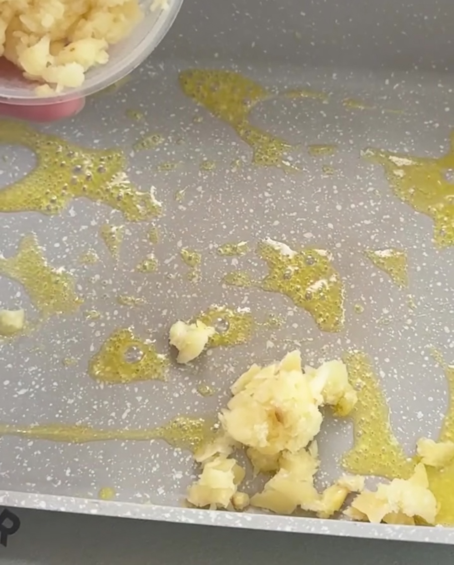 フライパンで溶けたバターの中で、きつね色に炒められた刻みにんにく。