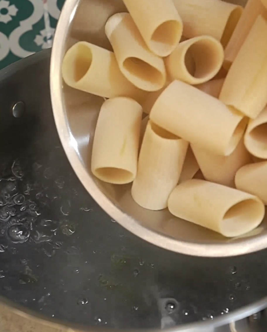 沸騰したお湯にリガトーニを入れている様子。