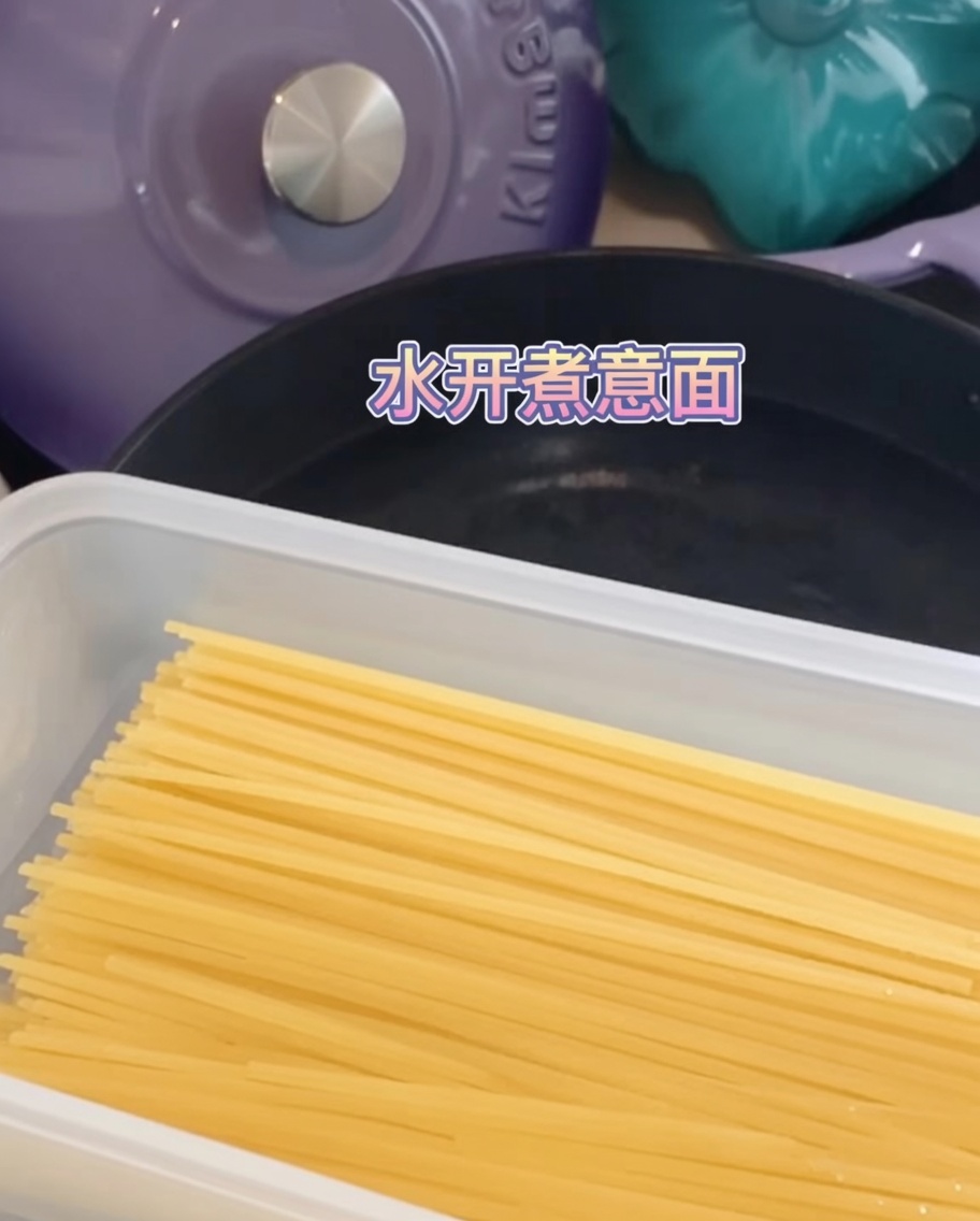 沸騰したお湯の中で茹でられているスパゲッティ。