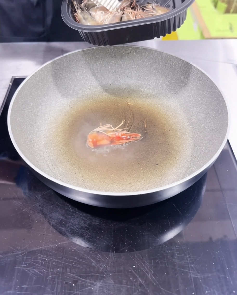 海老の頭を炒めて香りのよいオイルを作っている様子。