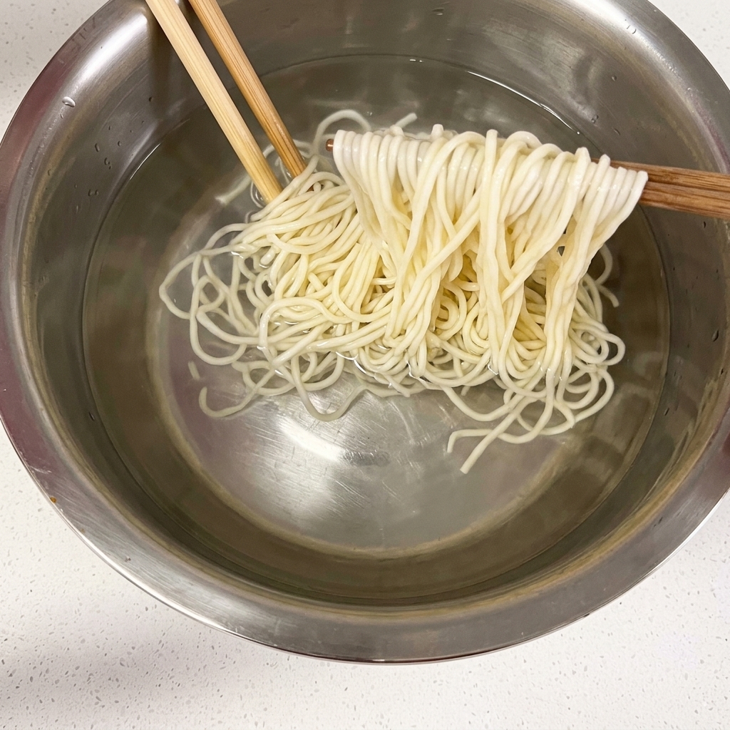 茹で上がった麺を冷水で洗っている様子。