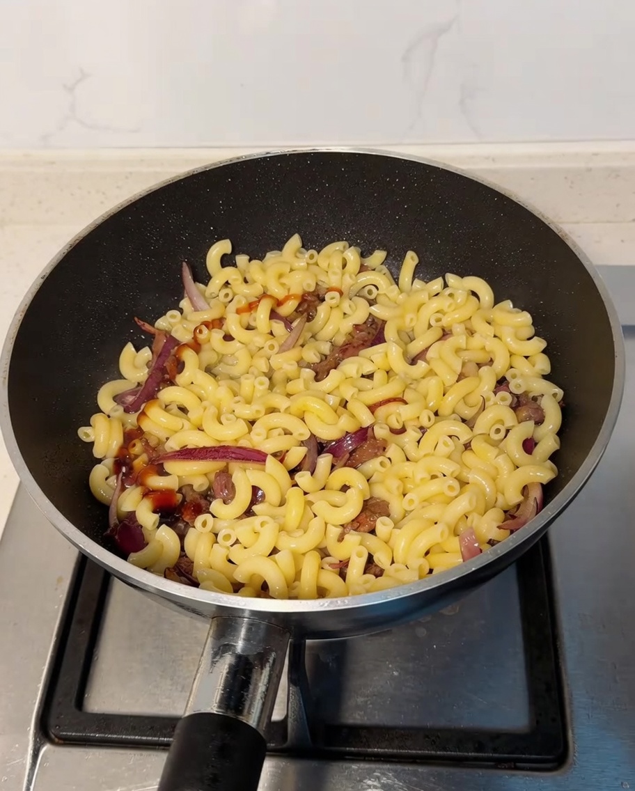 オイスターソースと醤油を加えて味を整えている様子。