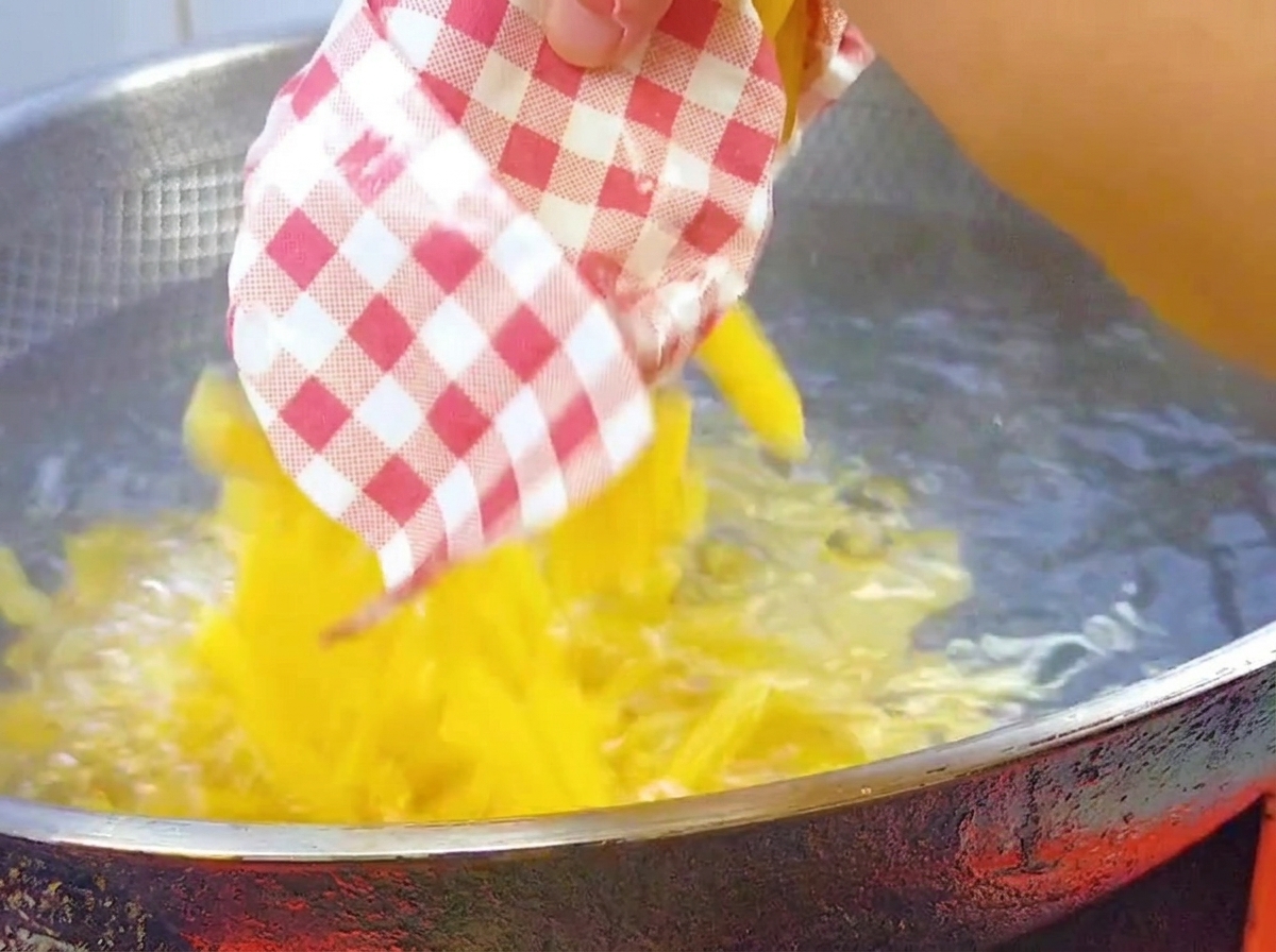 塩を加えたたっぷりの熱湯が入った鍋に、乾燥したペンネを入れている様子。