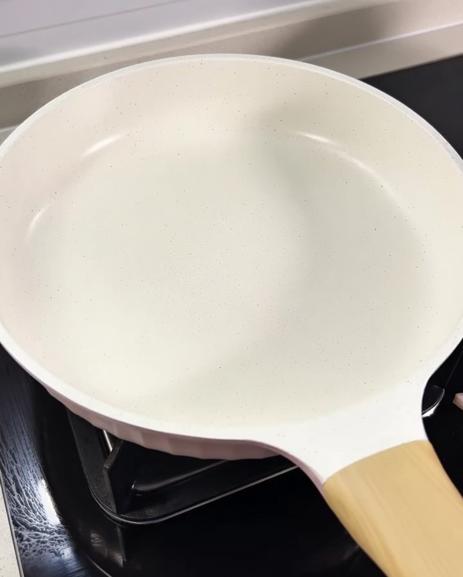 フライパンでグアンチャーレから脂が出て、美味しそうに焼けている様子。