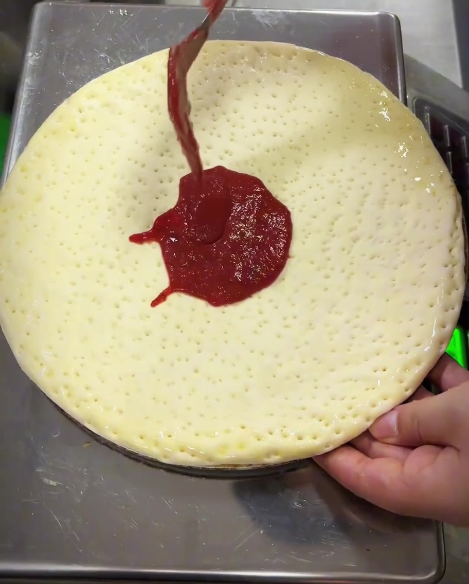 スプーンの背を使ってソースを広げている様子。