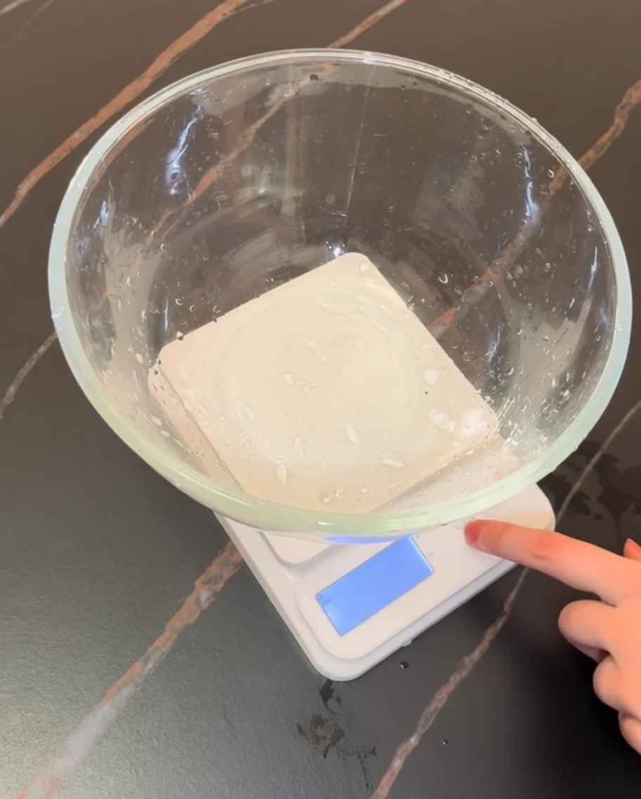 デジタルスケールの上に置かれたボウルに、小麦粉やその他の材料が入っている様子。