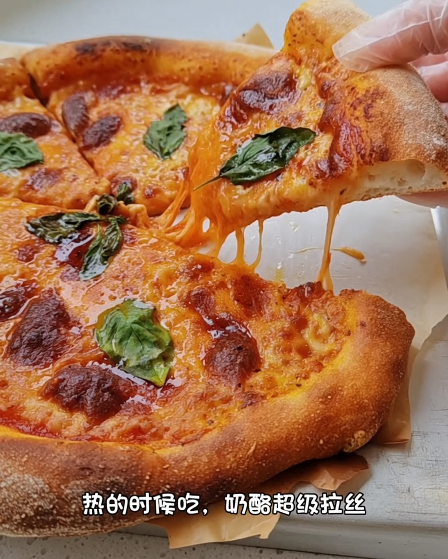 拳を使って、生地を優しく広げている様子。