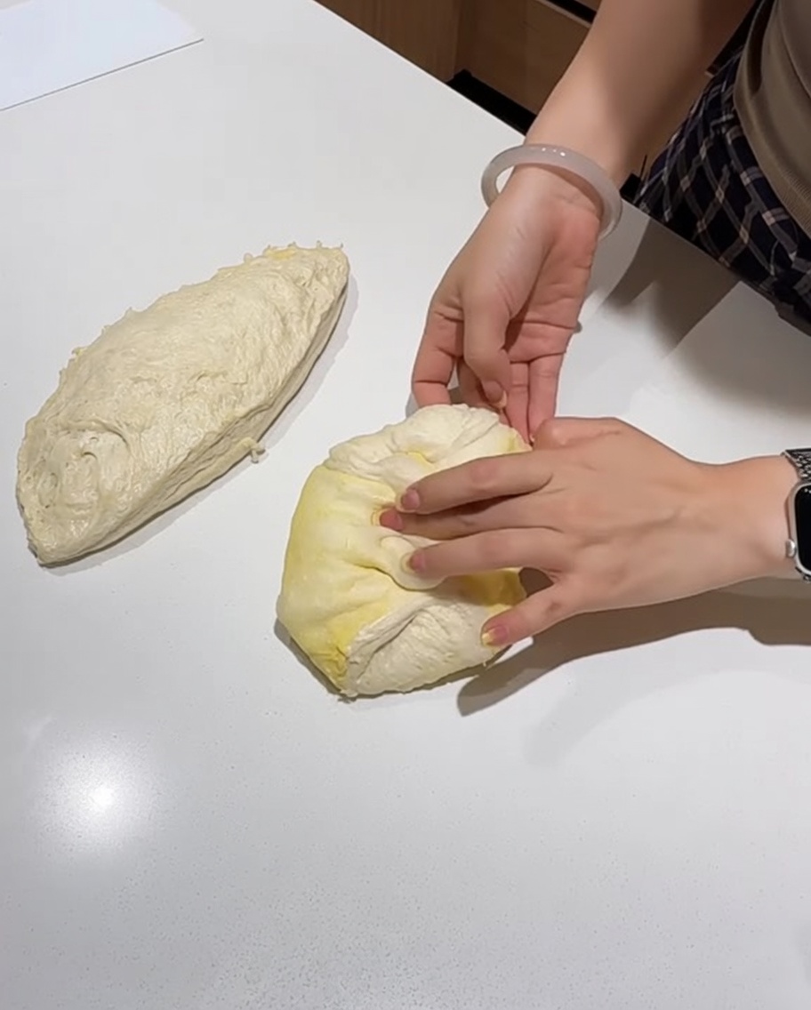 白い作業台の上で、滑らかに丸く成形される生地。