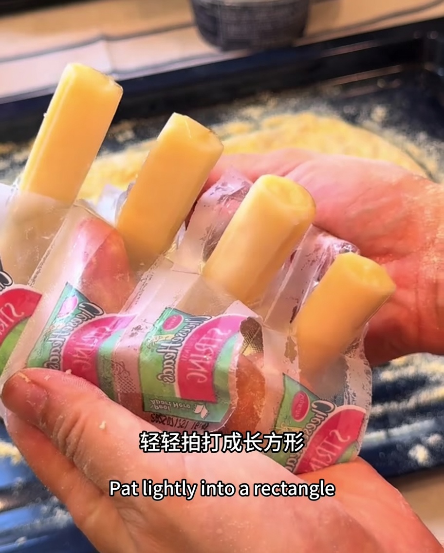 ピザ生地の四辺に沿って置かれたモッツァレラチーズスティック。