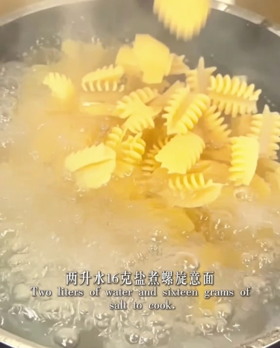 塩の入った沸騰したお湯の鍋で、ショートパスタ(フジッリ)を茹でている様子。