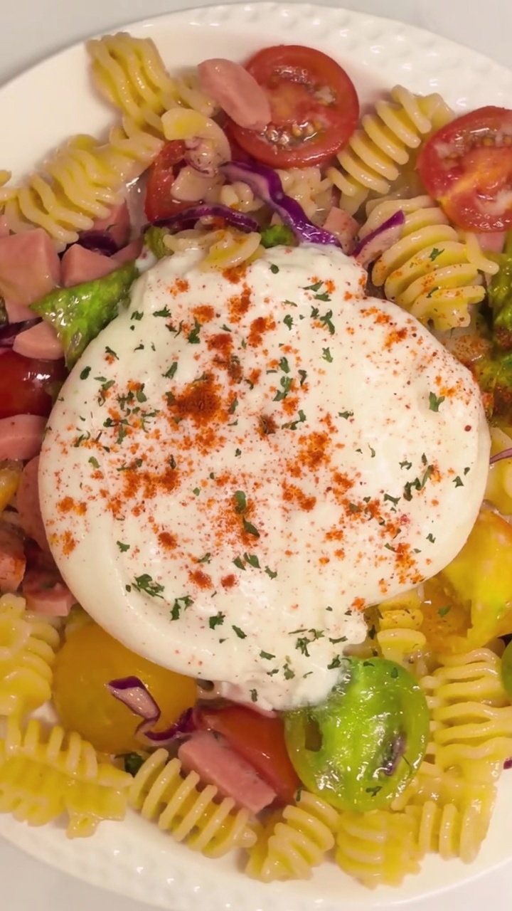 ブラータチーズと彩り野菜の冷製パスタ