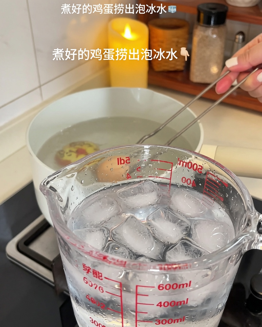 茹で上がった卵を氷水が入った計量カップに移している様子。